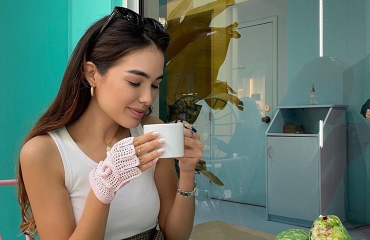 Ngủ đủ giấc và uống nhiều nước hằng ngày cũng là điều được người đẹp này đặt lên hàng đầu và khuyên mọi người nên làm theo.&nbsp;
