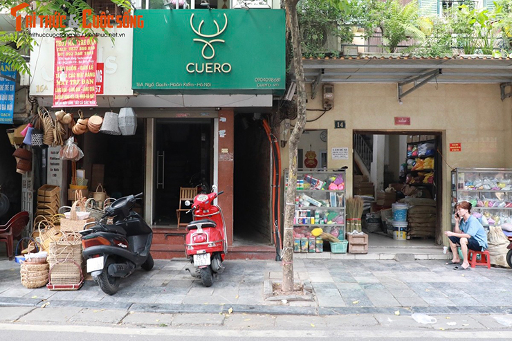 Tại ngõ 14 phố Ngõ Gạch, đây được cho là con ngõ có chiều rộng nhỏ nhất ở Hà Nội. Nơi hẹp nhất của ngõ chỉ chưa đầy 50cm.
