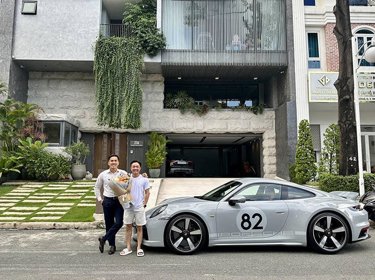 Cường Đôla nhận bàn giao&nbsp;Porsche 911 Sport Classic 2023 tại nhà riêng. Ảnh: Tri Nguyen