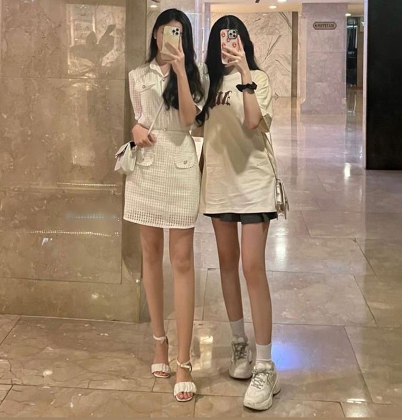 Trong đó, các mẫu váy ngắn tôn chân dài được cặp chị em này ưu tiên&nbsp;lựa chọn khi đi chơi, đi học. Cô chị cả Thảo Linh&nbsp;(tên thường gọi là Lọ Lem) năm nay tròn&nbsp;17 tuổi, cao hơn 1,7m. Em út Thảo Ngọc (tên thật là Hạt Dẻ)&nbsp;cũng có chiều cao 1,68 m ở tuổi 15.&nbsp;Cặp chị em này được đánh giá là càng lớn càng xinh,&nbsp;thừa hưởng nhan sắc và chiều cao của bố mẹ.