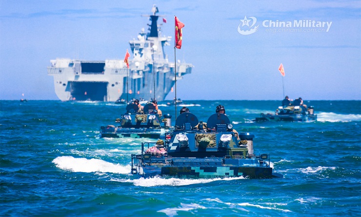 Xe bọc thép lội nước của Trung Quốc rời tàu đổ bộ Type 075 trong một cuộc tập trận.