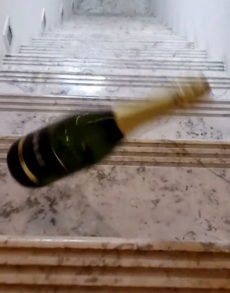 Một chai rượu sâm banh không có cơ hội chống lại chuyến bay cầu thang.