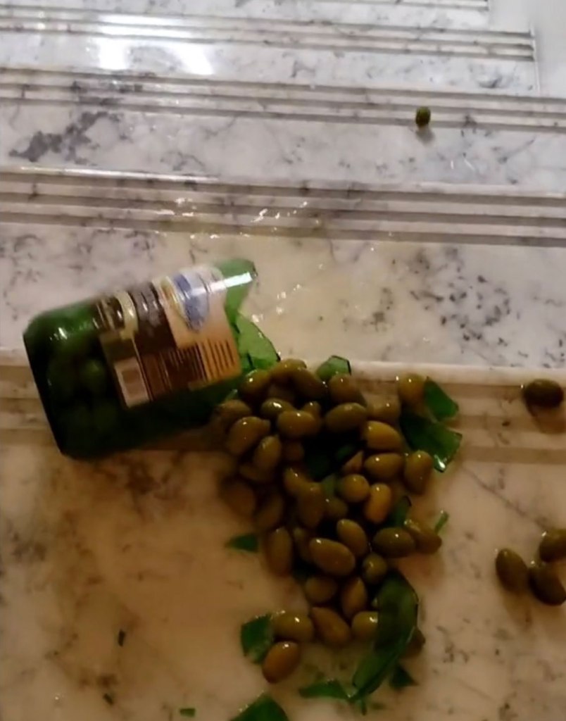 Đổ một cái ra cho lọ ô liu này.