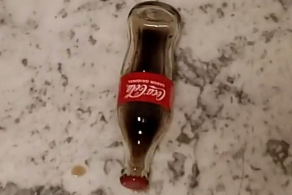 Một người bình luận cho rằng chai Coke “đã trải qua địa ngục” khi nó rò rỉ khắp các bậc thang, nhưng không bị vỡ.