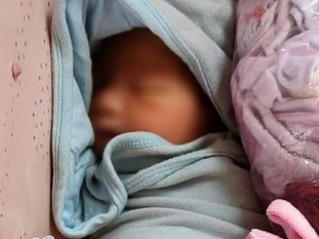 Tin tức trong ngày - Bé trai khoảng 7 đến 15 ngày tuổi bị bỏ rơi trên đường ở TP Thủ Đức