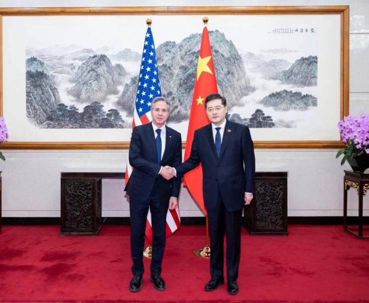 Ngoại trưởng Mỹ Antony Blinken (trái) và người đồng cấp Trung Quốc Tần Cương tại Bắc Kinh hôm 18-6. Ảnh: XINHUA