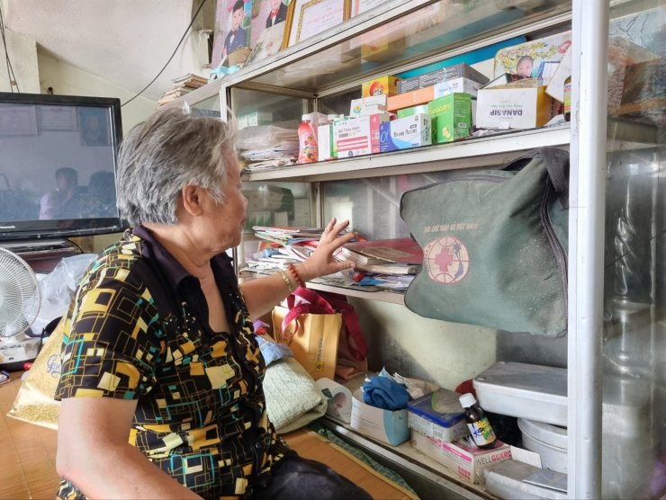 Bà Liên bên tủ thuốc, các loại dụng cụ, các loại thuốc, dung dịch sát khuẩn thiết yếu sơ cứu người tai nạn giao thông.