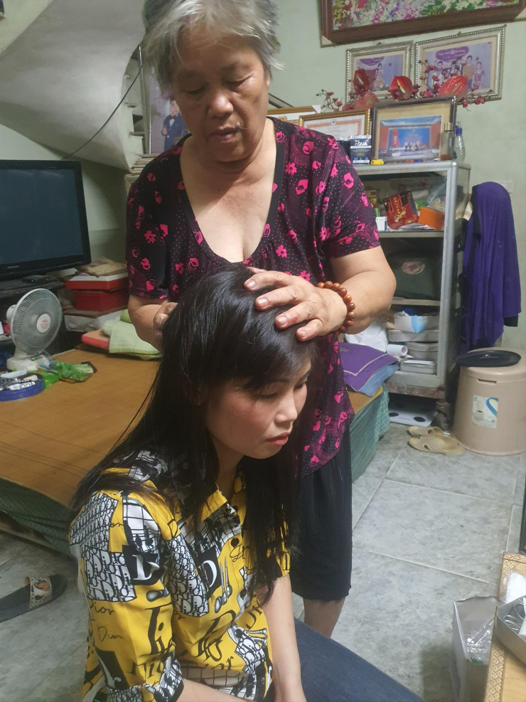 Bà Đào Thị Liên sơ cứu, khâu vết thương cho người tai nạn giao thông.