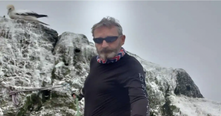 Chỉ có các loài chim biển và một vài con cá voi mũi nhọn bầu bạn với người đàn ông trong thời gian sống trên đảo. Ảnh: Cam Cameron/PA