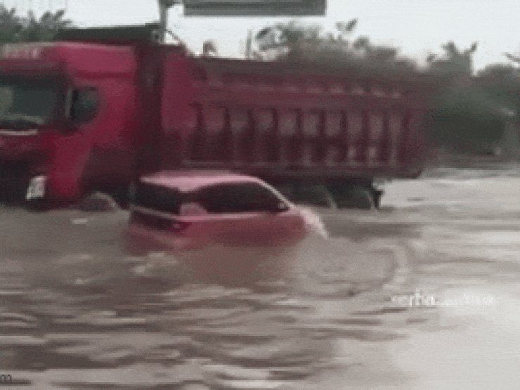 Clip: Ôtô con bị xe tải đánh sóng nước bồng bềnh như xe đồ chơi