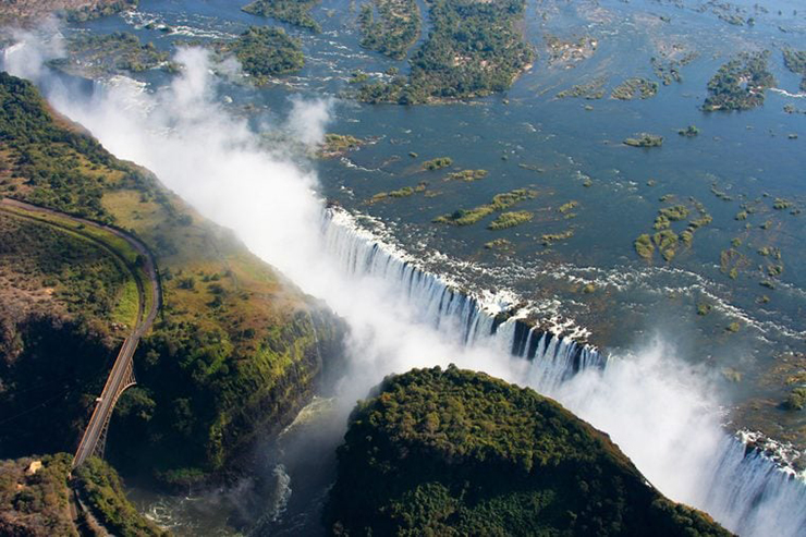 Hồ bơi của quỷ: Cao hơn gấp đôi so với thác Niagara, thác Victoria ở đông nam châu Phi có chiều cao 108m và rộng hơn 1.676m. Nhưng đối với những người dũng cảm, đỉnh thác là một hồ bơi tuyệt vời. Với mực nước ở mức thấp nhất từ tháng 9 đến tháng 12, những người bơi lội mạo hiểm thích đến Hồ bơi của Quỷ để tận hưởng những trải nghiệm ấn tượng nhất.
