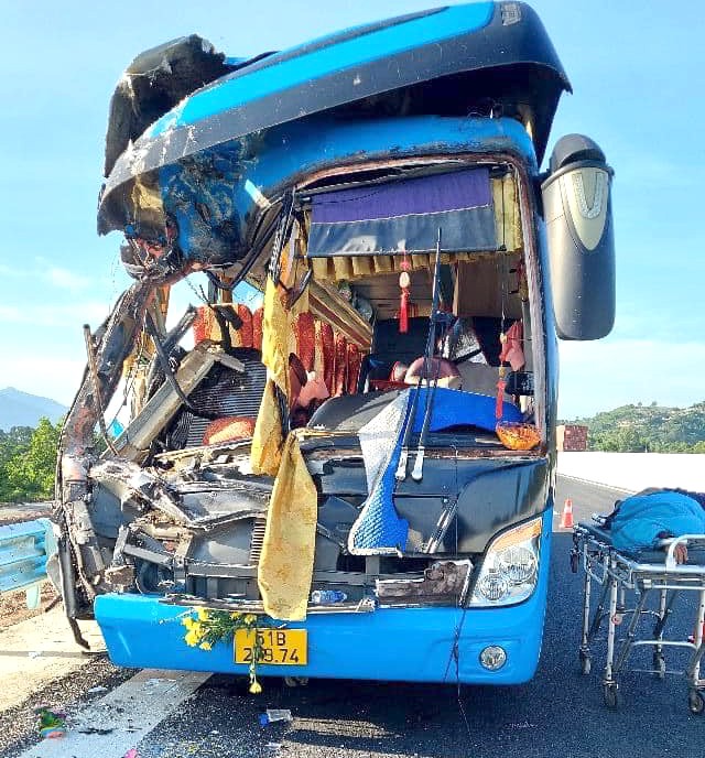 Xe khách tông đuôi xe tải trên cao tốc Nha Trang - Cam Lâm làm hai người tử vong. Ảnh: THU HUYỀN