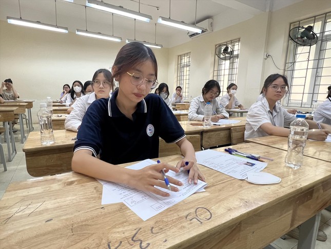 Thí sinh Hà Nội tham dự kỳ thi tuyển sinh lớp 10 năm nay