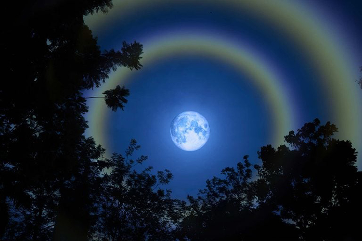 Quầng trăng: Giống như cầu vồng, những vòm hào quang đêm đầy màu sắc này xuất hiện khi ánh sáng từ Mặt trăng phản xạ và khúc xạ các giọt nước trên bầu trời. Nhưng quầng trăng hiếm hơn nhiều so với cầu vồng, đây là hiện tượng tự nhiên chỉ xảy ra khi Mặt trăng ở rất thấp, bầu trời tối và mưa rơi đối diện với Mặt trăng.
