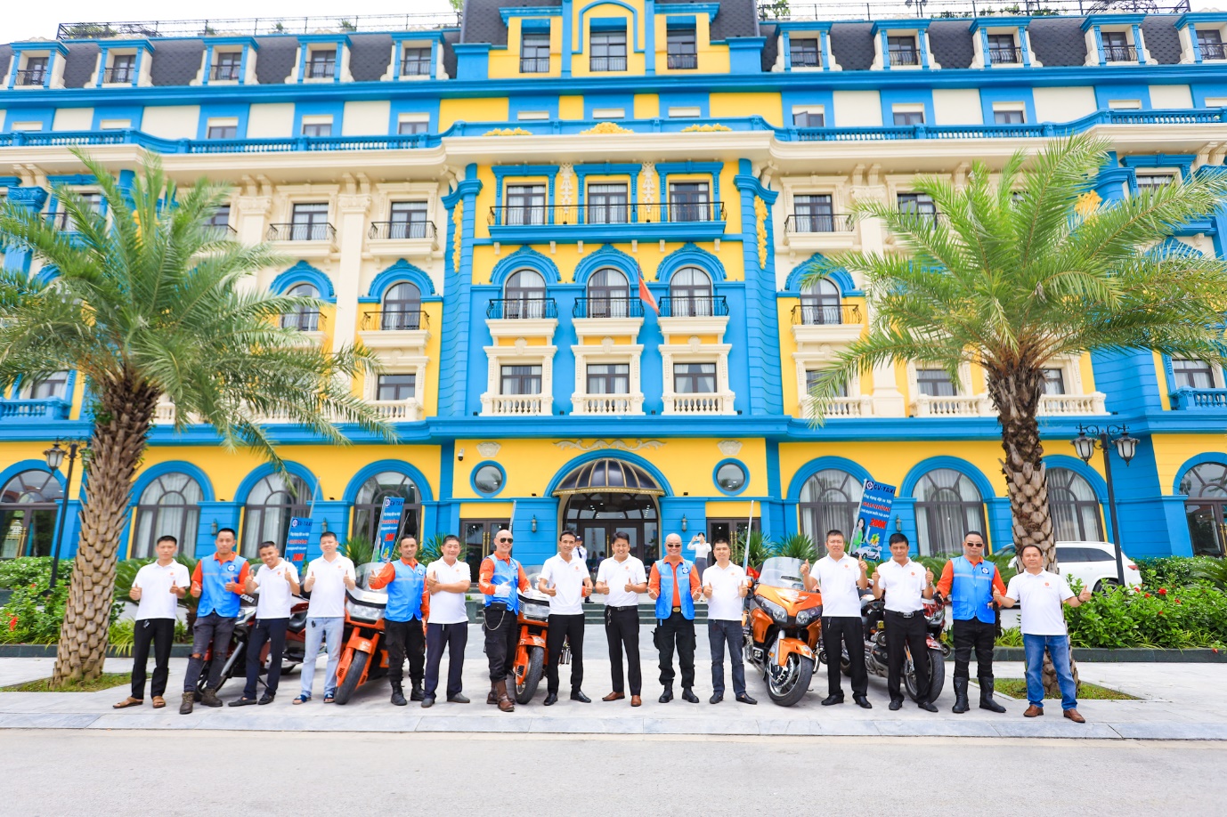 Đội ngũ tài xế taxi của HTX taxi Hương Giang và đội xe mô tô