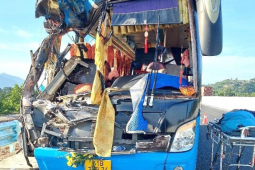 Tin tức trong ngày - Tai nạn ô tô khách với xe tải trên cao tốc Nha Trang - Cam Lâm, 8 người thương vong