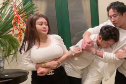 Giải trí - Diện trang phục bó sát, 2 người đẹp trở thành tâm điểm thu hút ánh nhìn