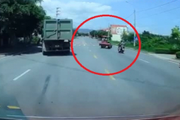 Tin tức trong ngày - Clip: Lái xe máy cày đánh võng như tự sát, tài xế ô tô xử lý "tỉnh táo" tránh tai họa