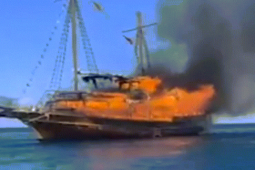 Thế giới - VIDEO: Du thuyền bốc cháy giữa biển, gần trăm khách hoảng loạn thoát thân