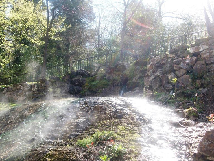 Bể bơi Hot Springs: Nằm ở Arkansas (Mỹ), hồ bơi này&nbsp;được Tổng thống Andrew Jackson chỉ định là khu bảo tồn đặc biệt vào năm 1832. Các hồ bơi và suối tự nhiên có nhiệt độ hơn 47°C&nbsp;trong khu bảo tồn thiên nhiên rộng hơn 2.200ha&nbsp;là nơi thích hợp&nbsp;cho những người muốn thư giãn và thả lỏng tâm hồn.
