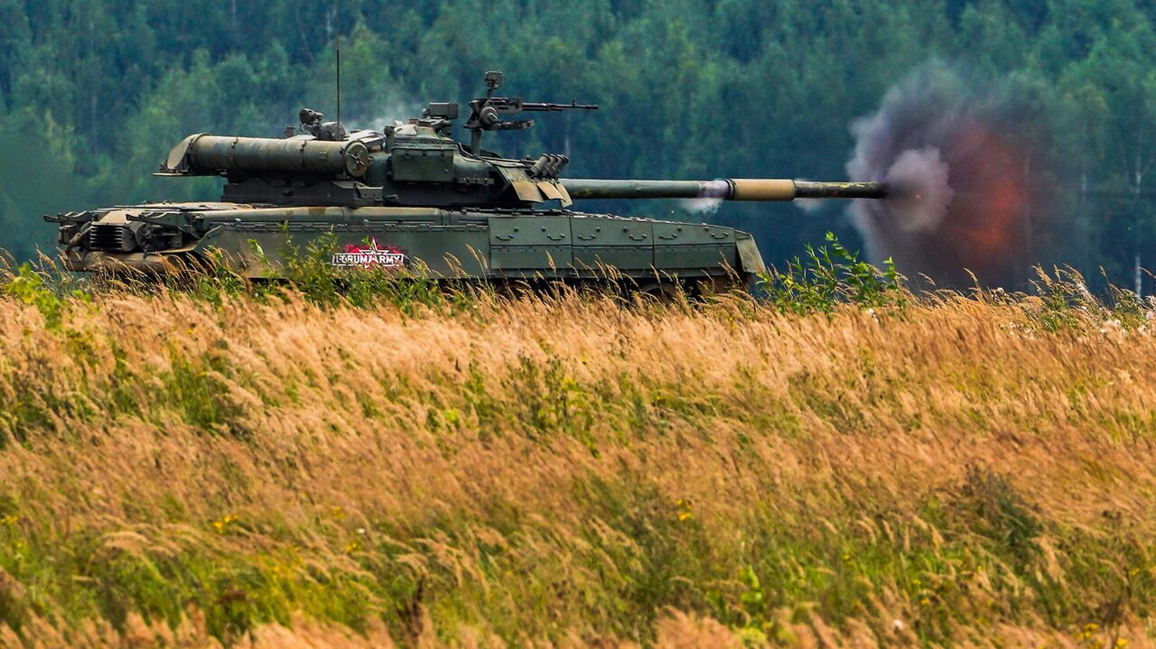 Xe tăng T-90A của quân đội Nga khai hỏa. Ảnh: RIA Novosti.