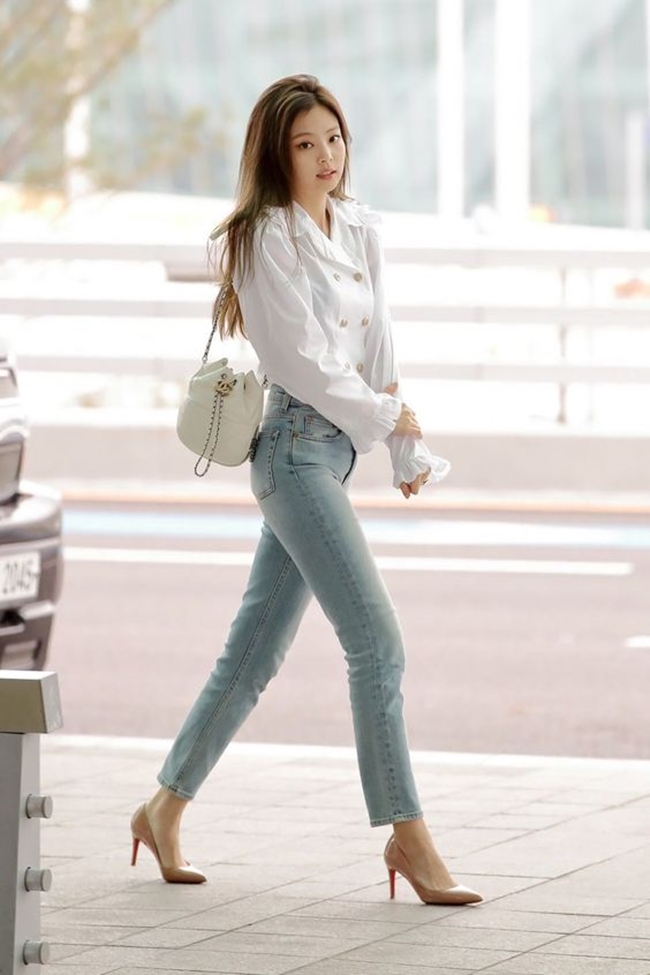 Học Jennie (Blackpink) cách lên đồ sành điệu với quần jeans - 2