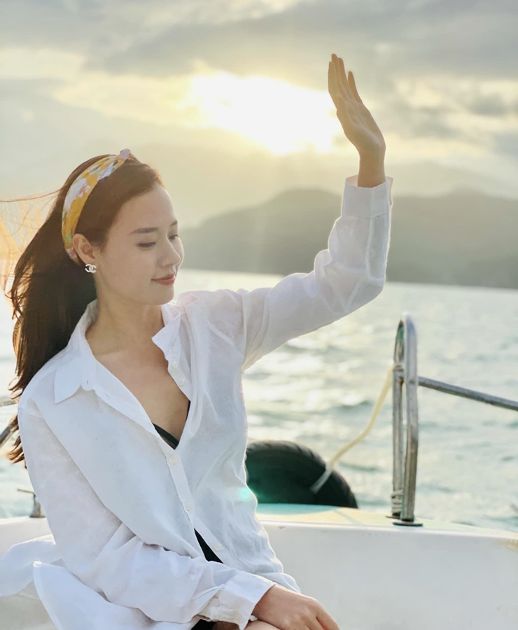 Khi đi biển, Midu khéo léo mặc thêm một chiếc áo sơ mi trắng bên ngoài bikini khi tạo dáng trên du thuyền.