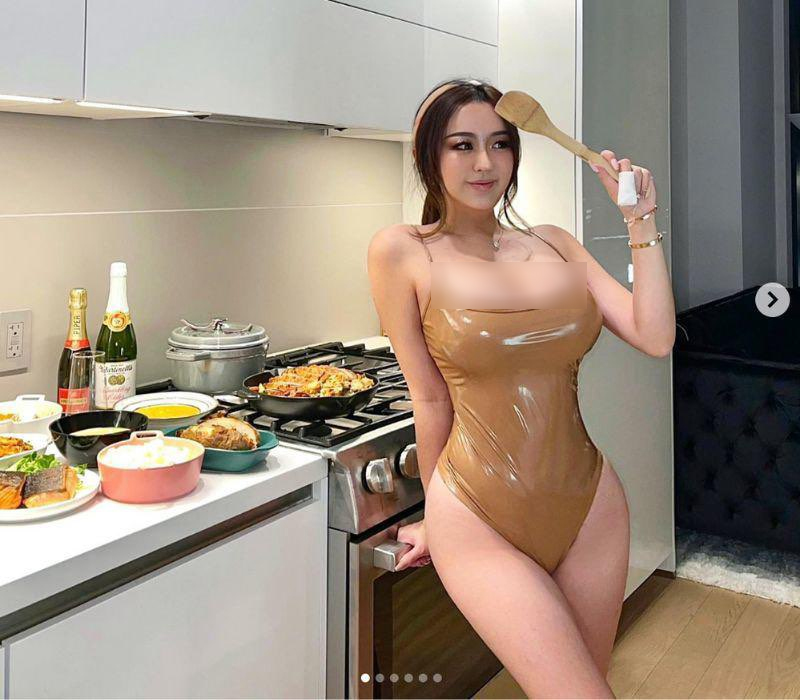 Rebecca Liu diện bodysuit gợi cảm vào bếp.