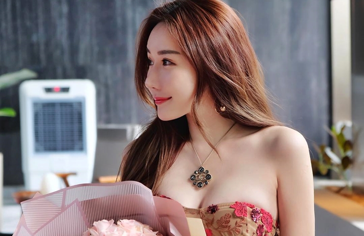 JoanNe Ho là hot girl có tiếng tại Malaysia. Cô sở hữu lượng người theo dõi đông đảo trên mạng xã hội Instagram cá nhân nhờ nhan sắc và body nuột nà. 
