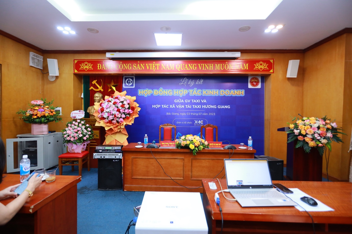 Buổi lễ ký kết hợp tác kinh doanh giữa GV Taxi và HTX taxi Hương Giang