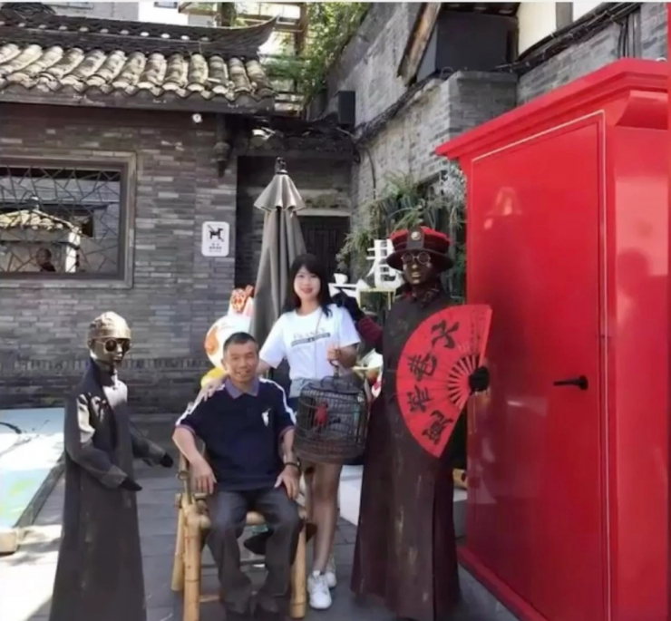 Xiaofei mong kiếm được nhiều tiền để báo hiếu bố nuôi
