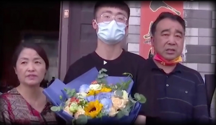Mei Zhiquang nhận bố mẹ ruột hồi tháng 6/2022. Ảnh:&nbsp;Weibo