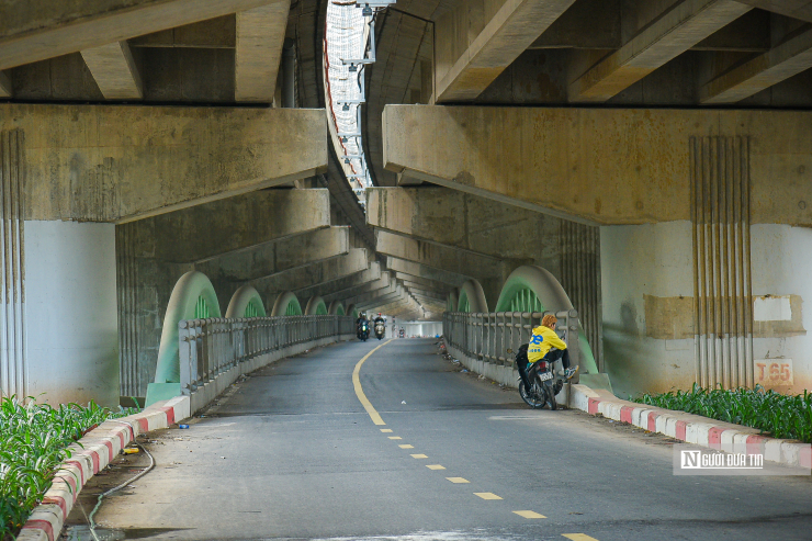 Cầu vòm sắt dành cho xe máy đi thấp qua hồ Linh Đàm (quận Hoàng Mai, Tp.Hà Nội) có tổng mức đầu tư 65 tỷ đồng do Ban QLDA đầu tư xây dựng công trình giao thông Tp.Hà Nội làm chủ đầu tư, được khởi công xây dựng từ đầu năm 2021 và được đưa vào sử dụng vào cuối năm 2022.