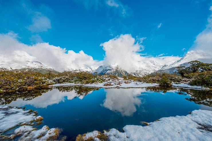 Công viên quốc gia lớn nhất ở New Zealand là công viên quốc gia Fiordland nằm ở Southland. Khung cảnh tuyệt vời của những ngọn núi phủ đầy tuyết phản chiếu trên những hồ nước sâu, thanh bình và được đánh dấu bởi các sông băng khiến du khách mê mẩn.
