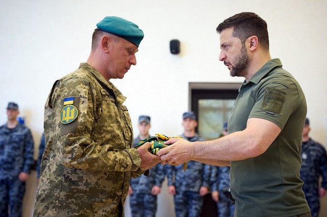 Tổng thống Ukraine Volodymyr Zelensky trao thưởng cho các binh sĩ tại TP Odessa ngày 2-7. Ảnh: Reuters