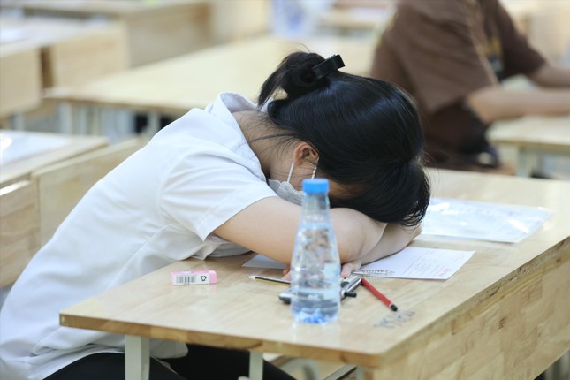 Nhiều gia đình bối rối khi con không đỗ nguyện vọng trường công lập. Ảnh: Như Ý