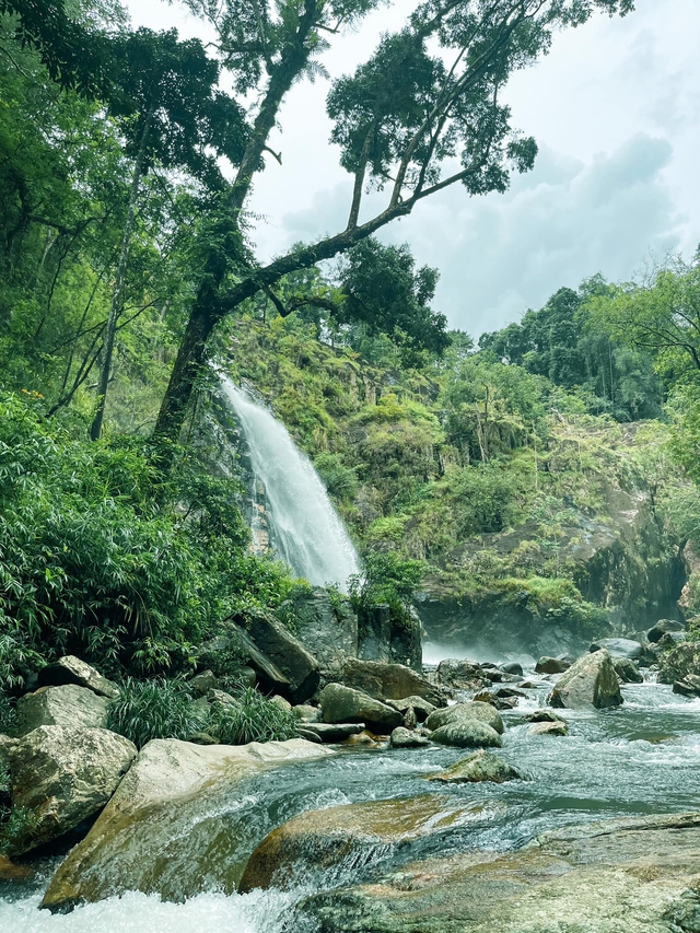 Khung cảnh hoang sơ nơi thác Tà Gụ (Ảnh: Sáng Landscape)