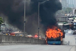 Cảnh sát thông tin ban đầu vụ xe buýt bốc cháy ở đường Vành đai 3 trên cao