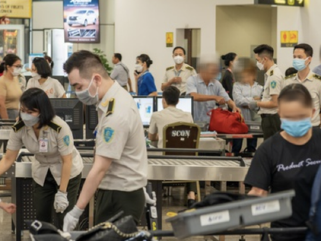 Xử phạt hành khách nhặt được đồng hồ nhưng ”quên” trả ở sân bay Nội Bài