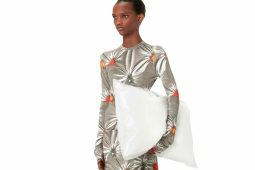 Thời trang - Ngủ khi đang di chuyển với túi clutch kỳ dị này