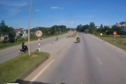 Xe máy - Xe đạp - Clip: Xe máy "đánh võng" sang đường, ô tô phanh "cháy lốp"