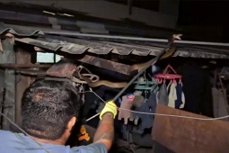 Phi thường - kỳ quặc - Video: Vừa mừng vì thoát được trăn, chủ nhà lại lo sốt vó vì hổ mang chúa mò vào nhà