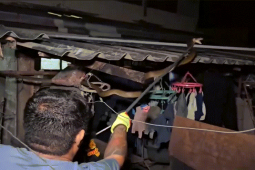 Phi thường - kỳ quặc - Video: Vừa mừng vì thoát được trăn, chủ nhà lại lo sốt vó vì hổ mang chúa mò vào nhà