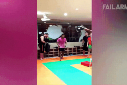 Tranh vui - Những chàng trai "yếu đuối" nhưng lại thích thể hiện sức mạnh