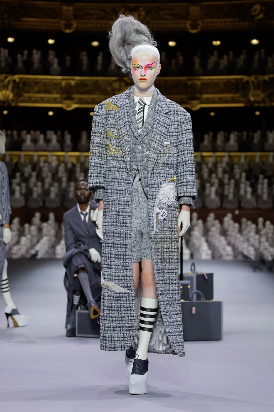 Haute Couture FW23 của Thom Browne mang đến sân khấu một bảng màu xám - 1