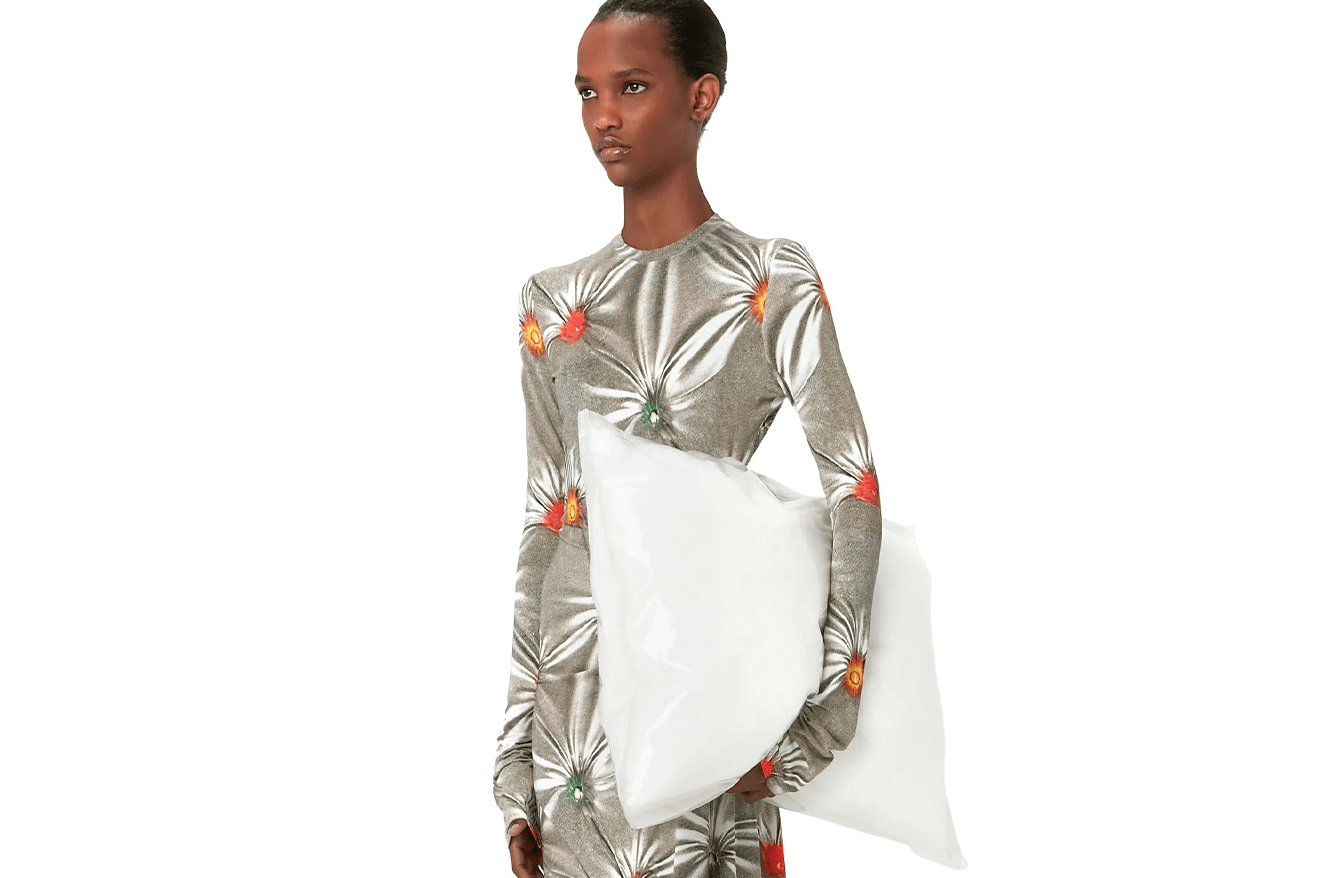 Ngủ khi đang di chuyển với túi clutch kỳ dị này - 1