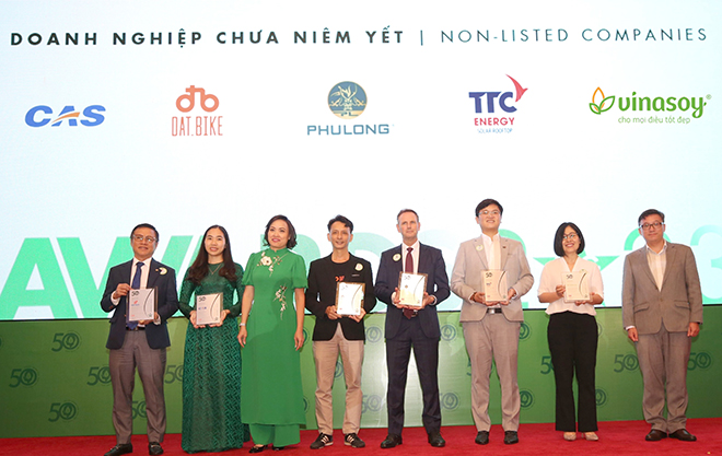 Đại diện Vinasoy (thứ hai từ phải sang) nhận giải Top 50 Doanh nghiệp Phát triển Bền vững Tiêu biểu 2023