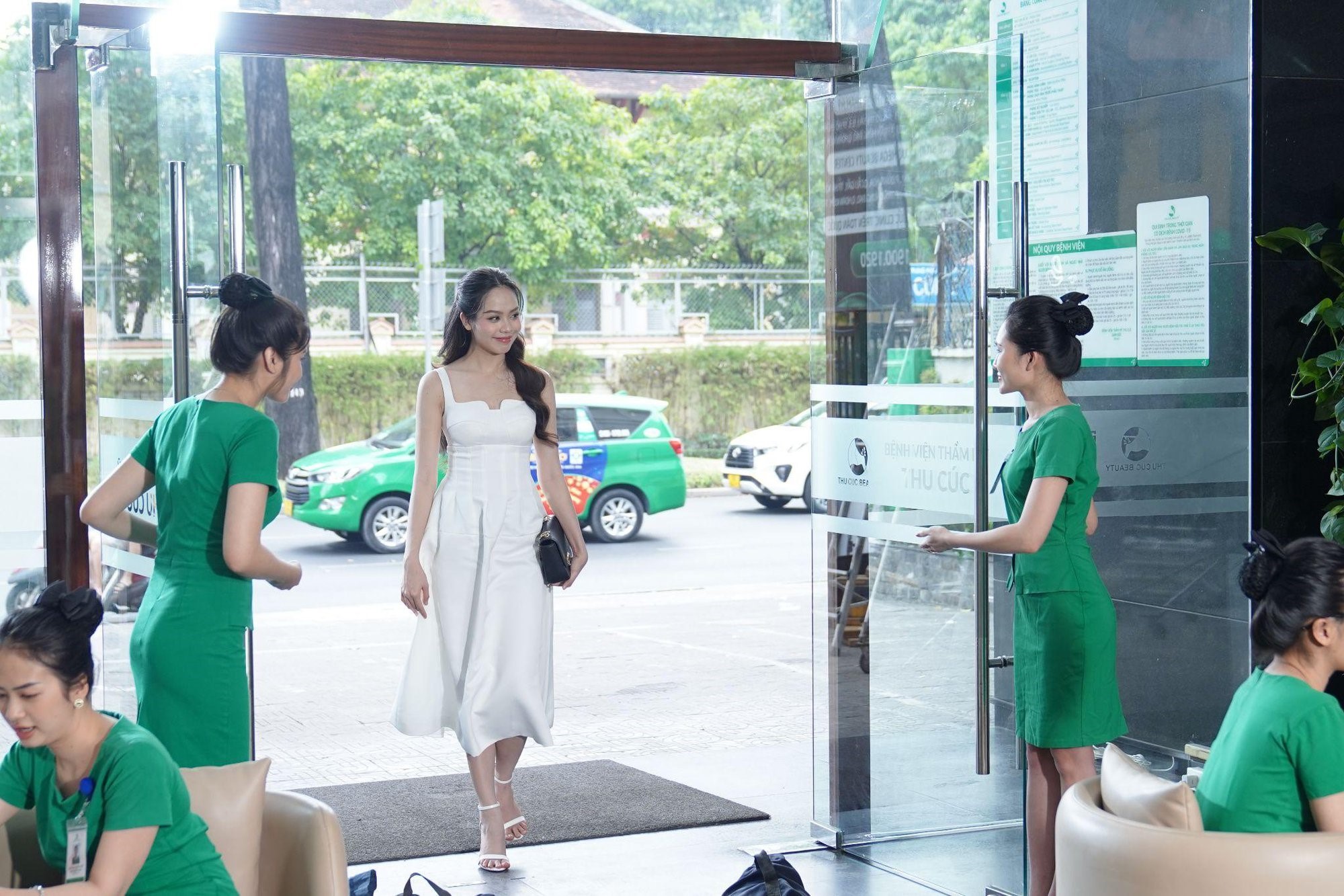 Hoa hậu Việt Nam Huỳnh Thị Thanh Thủy đến tư vấn thẩm mỹ tại Bệnh viện Thẩm mỹ Thu Cúc