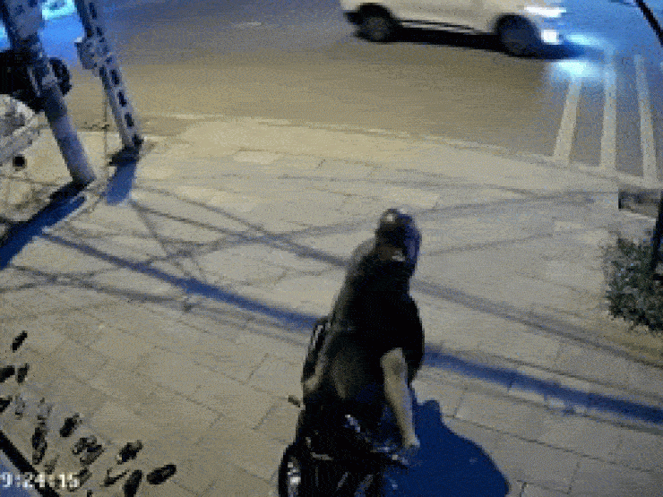 Clip: Trộm dùng chân đạp gãy khóa cổ Honda SH trong chớp mắt - 1