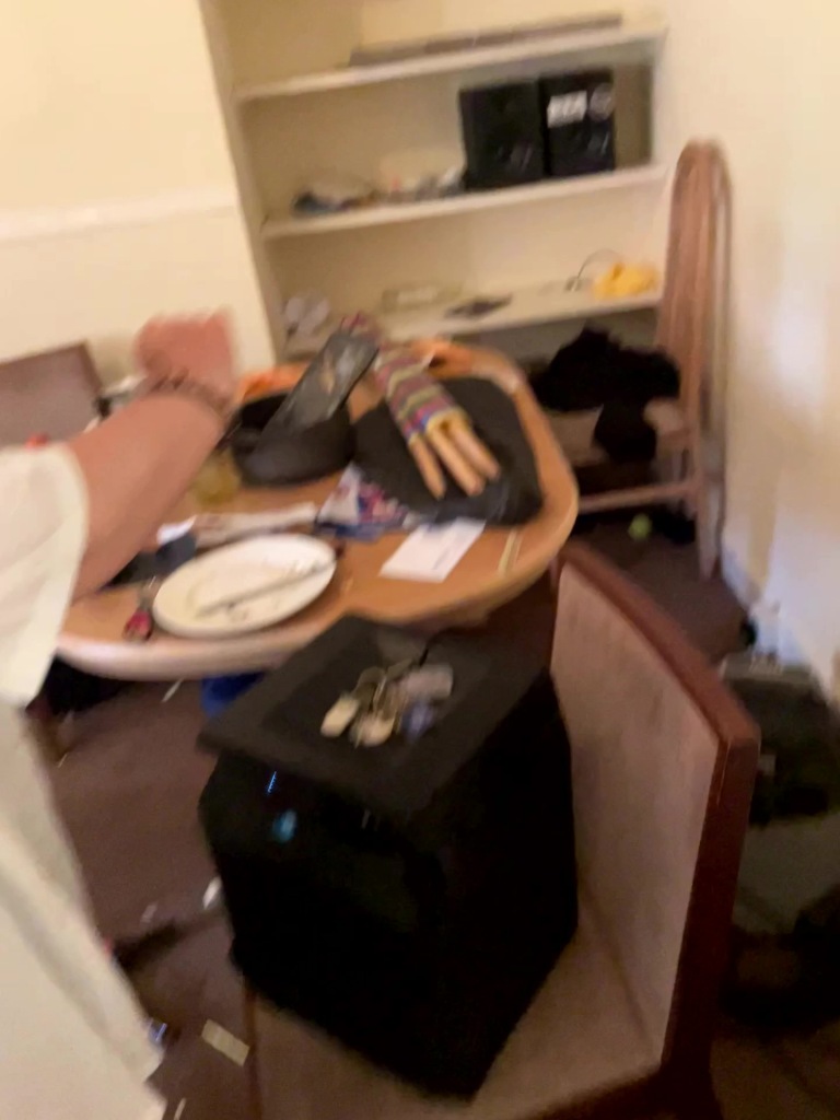 Xem nhà để thuê, cô gái khiếp vía khi vào bên trong - 4